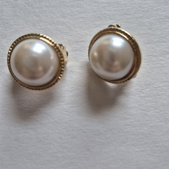 Jewelry - Faux Pearl Round Clip On Earrings. Vintage.